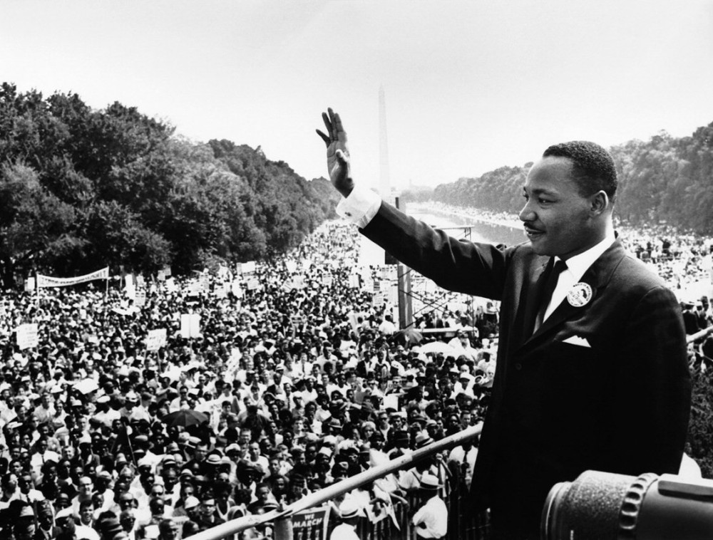 Martin Luther King waving to crowd